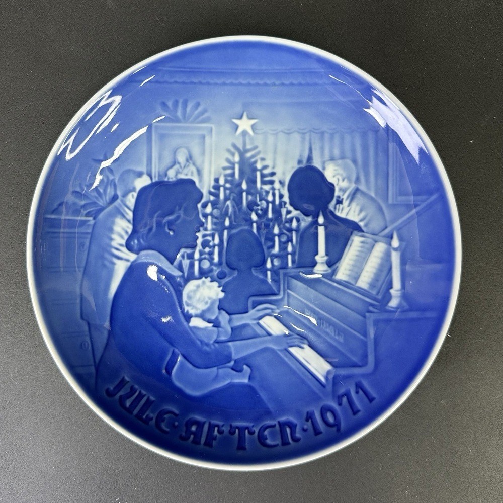 Bing & Grondahl (B&G) Christmas Plate "Christmas At Home", #9071 Vintage 1971